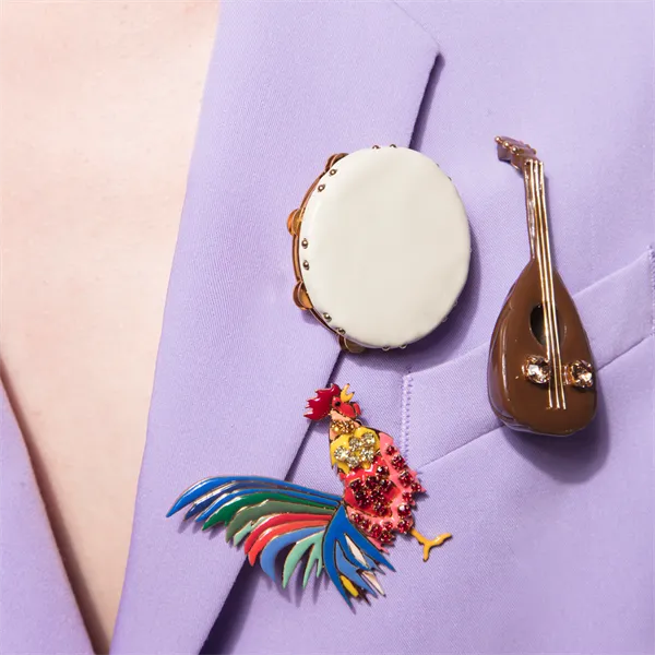 Daff Brooch by Elsa O